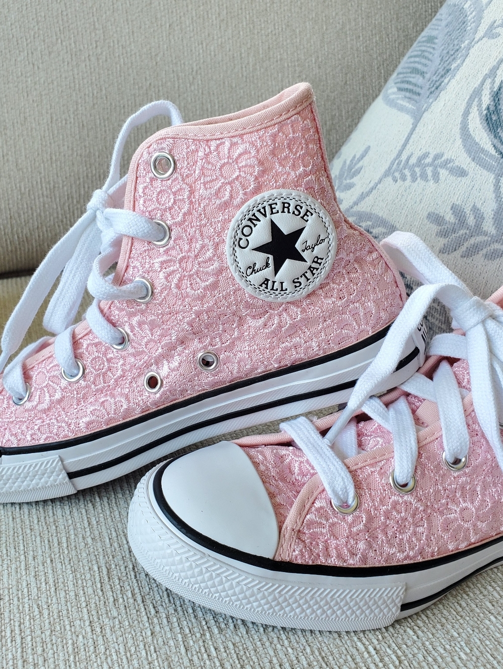 NIB Converse Juniors Size 1 US Blushing Bride Chuck Taylor All Star High Tops